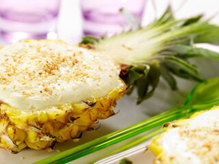 Halve ananas gevuld met ananasmousse