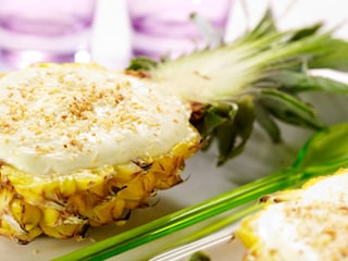 Halve ananas gevuld met ananasmousse