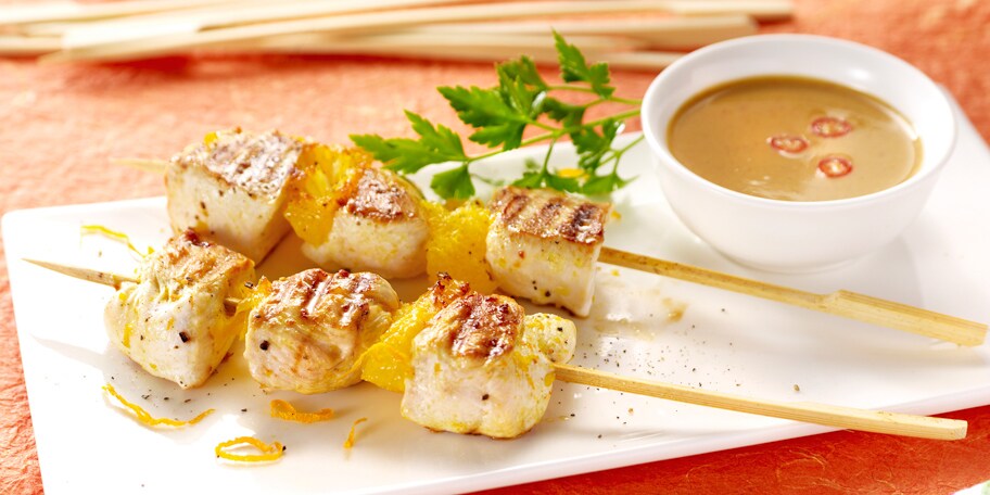 Brochettes met kip en sinaasappel, pindasaus