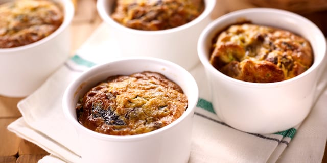 Kleine clafoutis met bospaddenstoelen en parmezaan