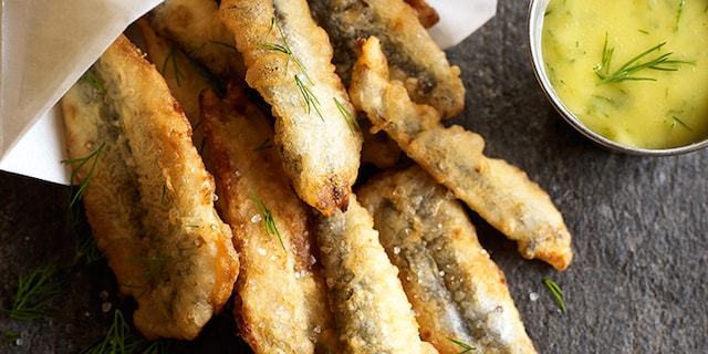 Gefrituurde ansjovis met wasabi-mayonaise en dille