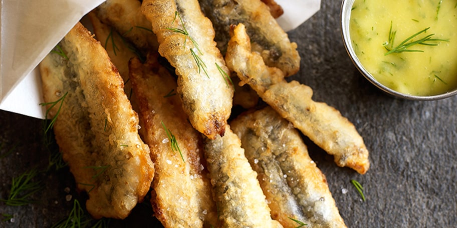 Gefrituurde ansjovis met wasabi-mayonaise en dille