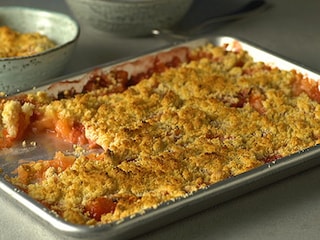 Crumble van appels, aardbeien en pompelmoes