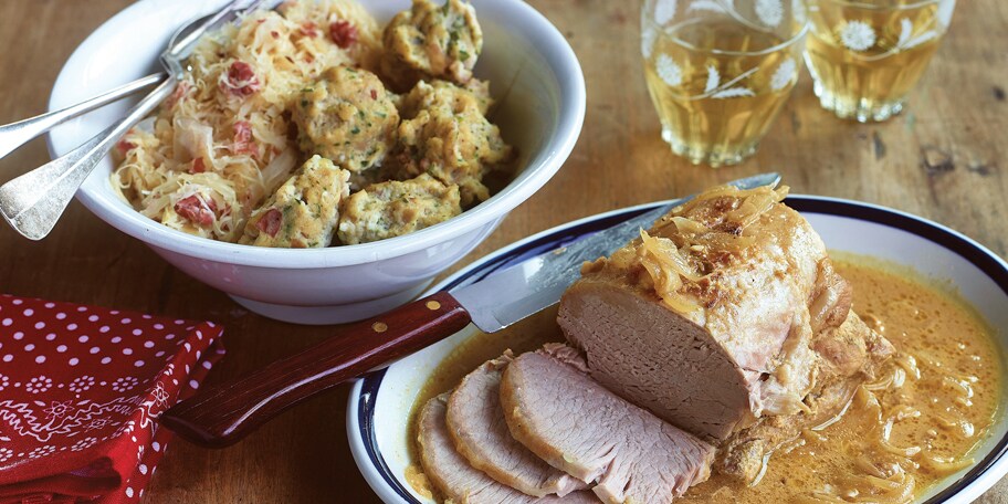 Gebraad, zuurkool en broodjes