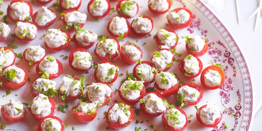 Kerstomaten gevuld met tapenade en duo van geitenkaas