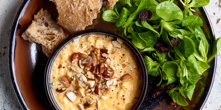 Brouillade au gorgonzola et aux noix, salade de blé