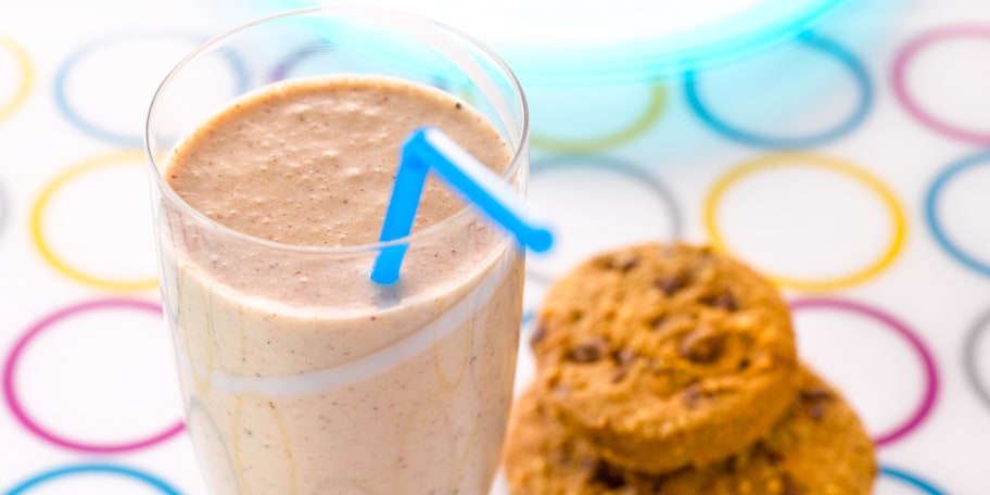 Milkshake met banaan en cookies