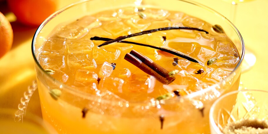 Punch de thé au citron, whisky, épices et oranges