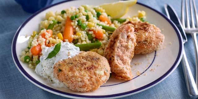 Zalmburgers en tarwe met fijne groentjes