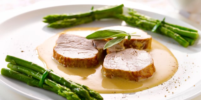 Varkenshaas met saus van melk met salie