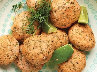 Boulettes de poisson aux herbes vertes et salade de concombre