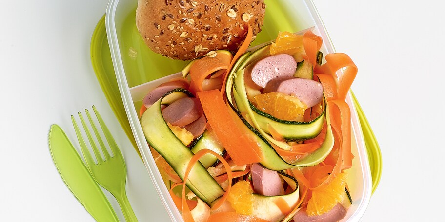 Salade de rubans de légumes à l’orange et aux saucisses