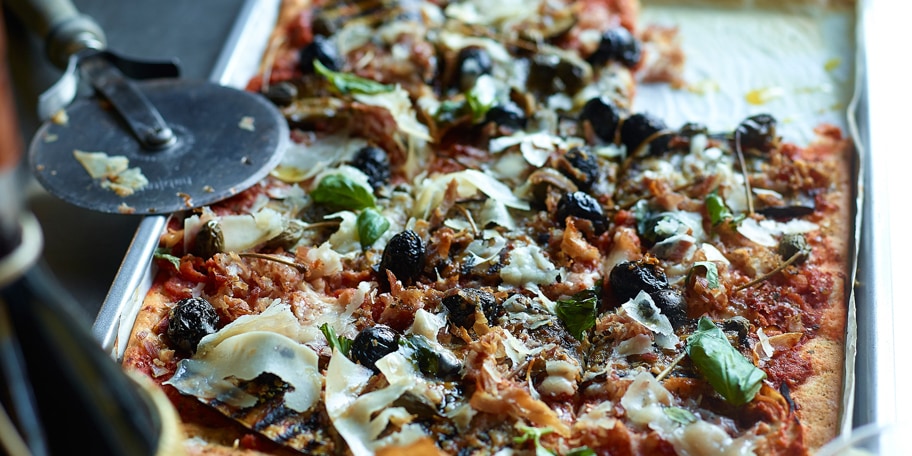 Pizza met aubergines en pancetta