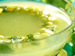 Punch van citroenkruid, munt, limoen, gember en rum