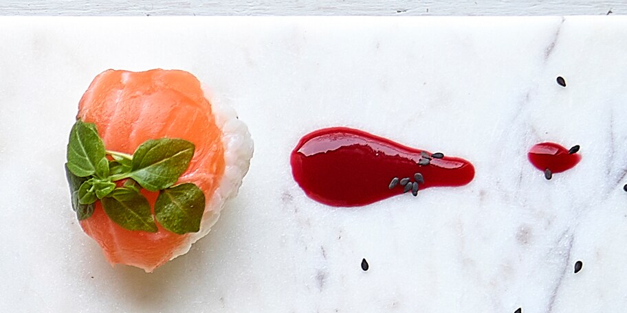 Sushi balls au saumon fumé et à la ‬‬‬‬‬‬‭vinaigrette de framboise‬‬‬‬