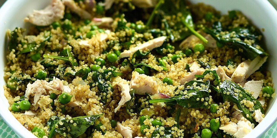 Gebakken quinoa met gebraden kip, erwtjes en spinazie