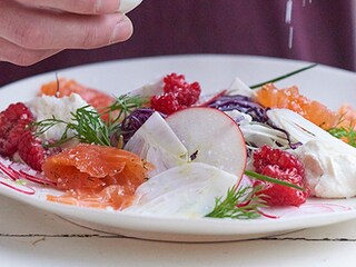 Zalmgravlax, koolsalade en kruidenroom