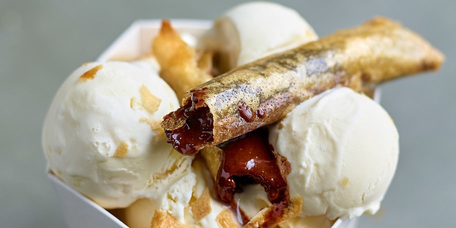 Glace au chocolat blanc et loempia au chocolat noir