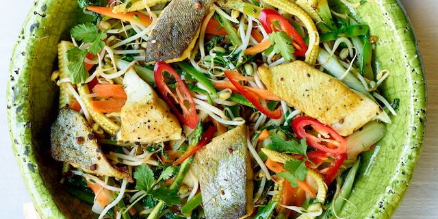 Wok met forel en pittige groenten