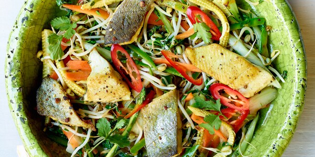 Wok de truite ‬‬‬‬‭et légumes épicés