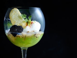 Oestertartaar met spinaziewaterkerscoulis en gin-espuma