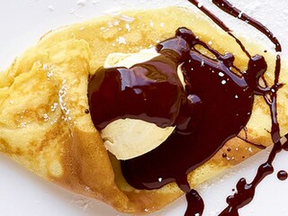 Pannenkoek Mikado met vanille-ijs en chocoladesaus