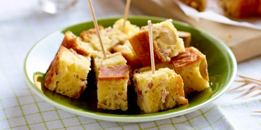 Cake met olijven en rauwe ham