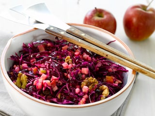 Salade van rodekool met appels en noten