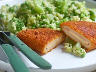 Vegetarische cordon bleu, tarwebolletjes met broccoli en erwten