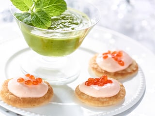 Emulsie van doperwten met munt en blinis met room van gerookte zalm