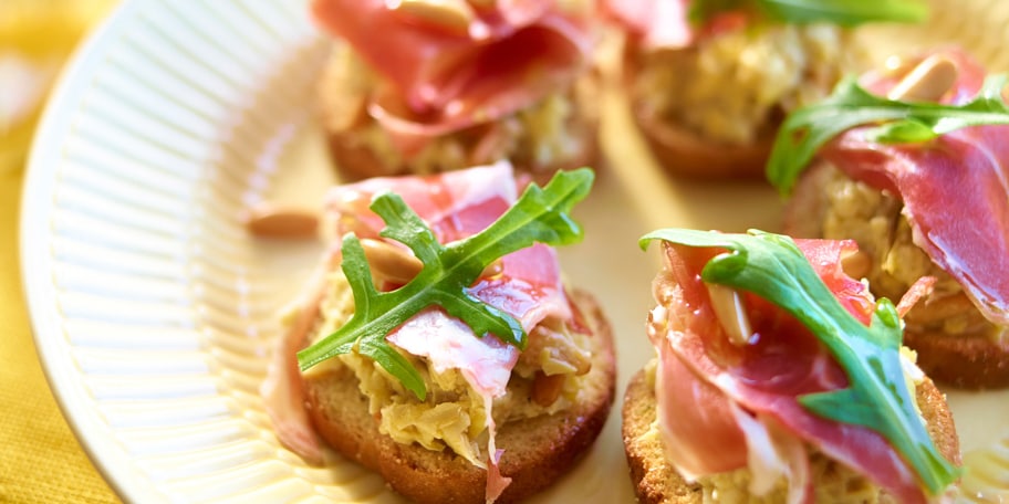 Toasts au jambon de Bayonne et à la tapenade d’artichauts