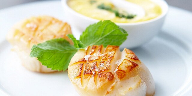 Gebakken sint-jakobsvruchten met mangosaus