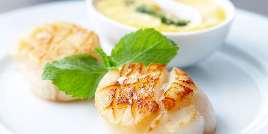 Gebakken sint-jakobsvruchten met mangosaus