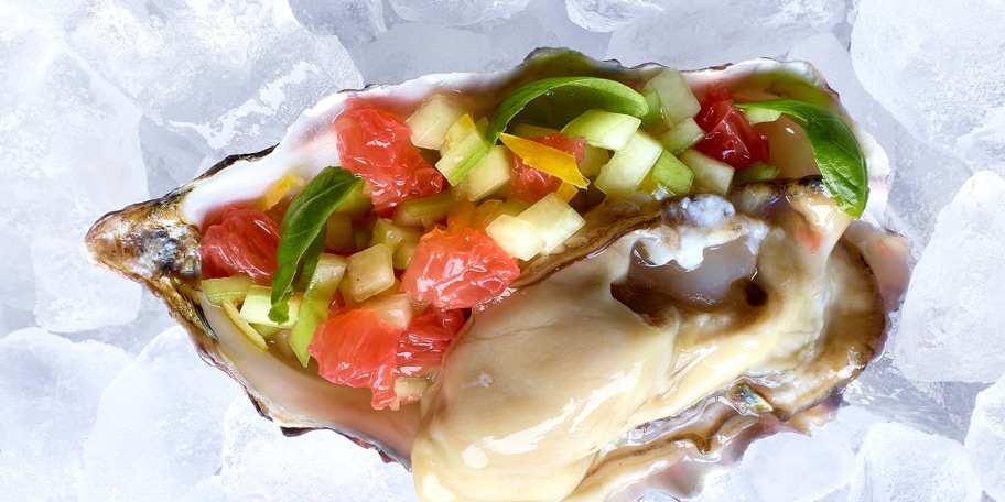 Oesters op een tartaar van komkommer en pompelmoes