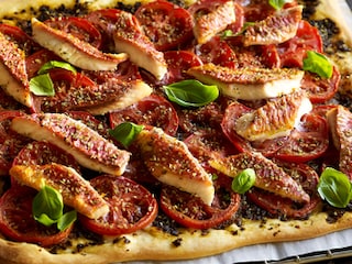 Provençaalse pizza met zeebarbeelfilets