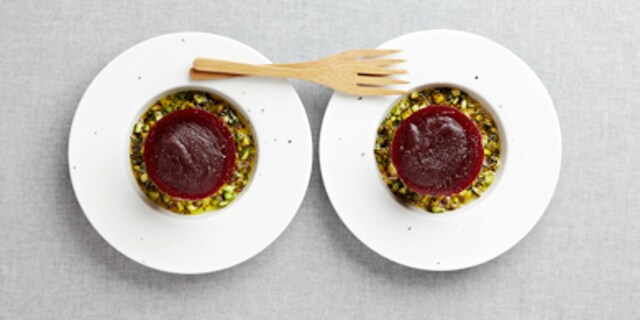 Gelei van rode biet en pistache-saus