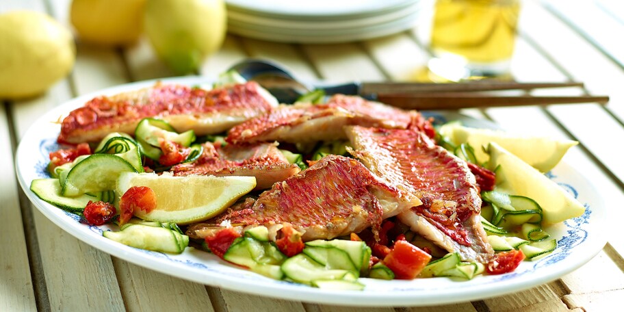 Lauwe salade van rode poon, courgettes en gedroogde tomaten