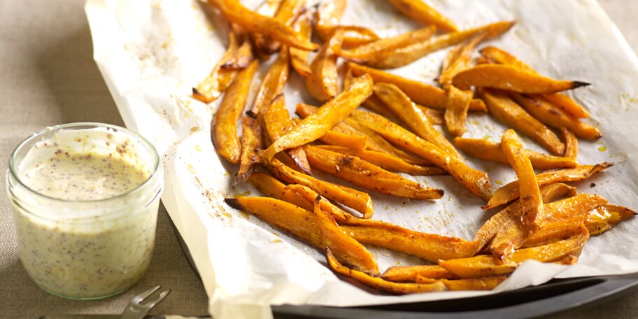 Frieten van zoete aardappels met rozemarijn en look