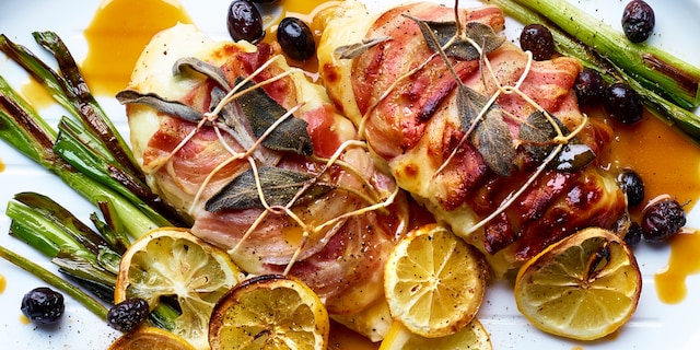 Poulet à la mozzarella, pancetta, sauge et citron