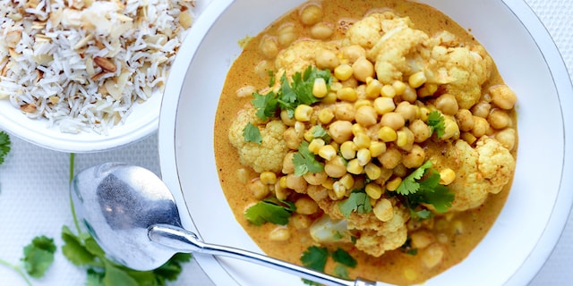 Curry de chou-fleur et pois chiches, riz épicé aux amandes