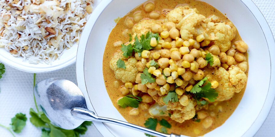 Curry van bloemkool en kikkererwten, gekruide rijst met amandelen