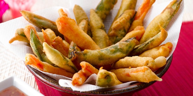 Tempura van groenten met snacksaus