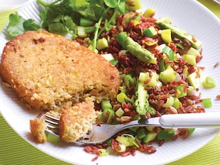 Riz rouge poêlé, légumes et burger d'insectes