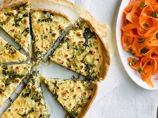 Quiche met kropsla en geitenkaas, wortelsalade