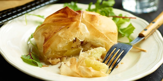Geitenkaas met ananas en honing in brickdeeg