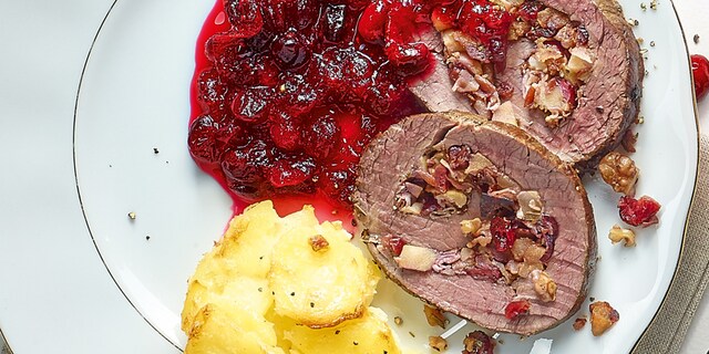 Hindegebraad met bosbessen, appel en noten