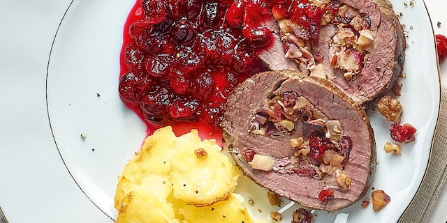 Rôti de biche farci aux airelles, pommes et noix