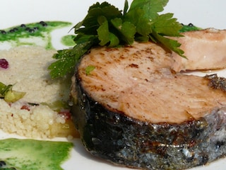 Darne de saumon, sauce au persil plat et taboulé