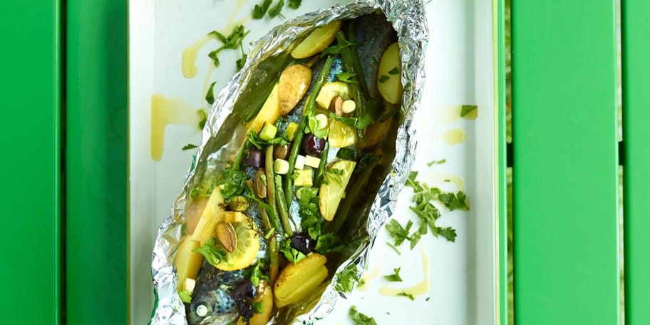 Truite en papillote aux olives, au citron et aux câpres