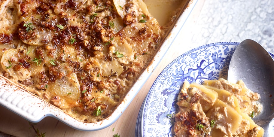 Gegratineerde aardappelen met roquefort en noten